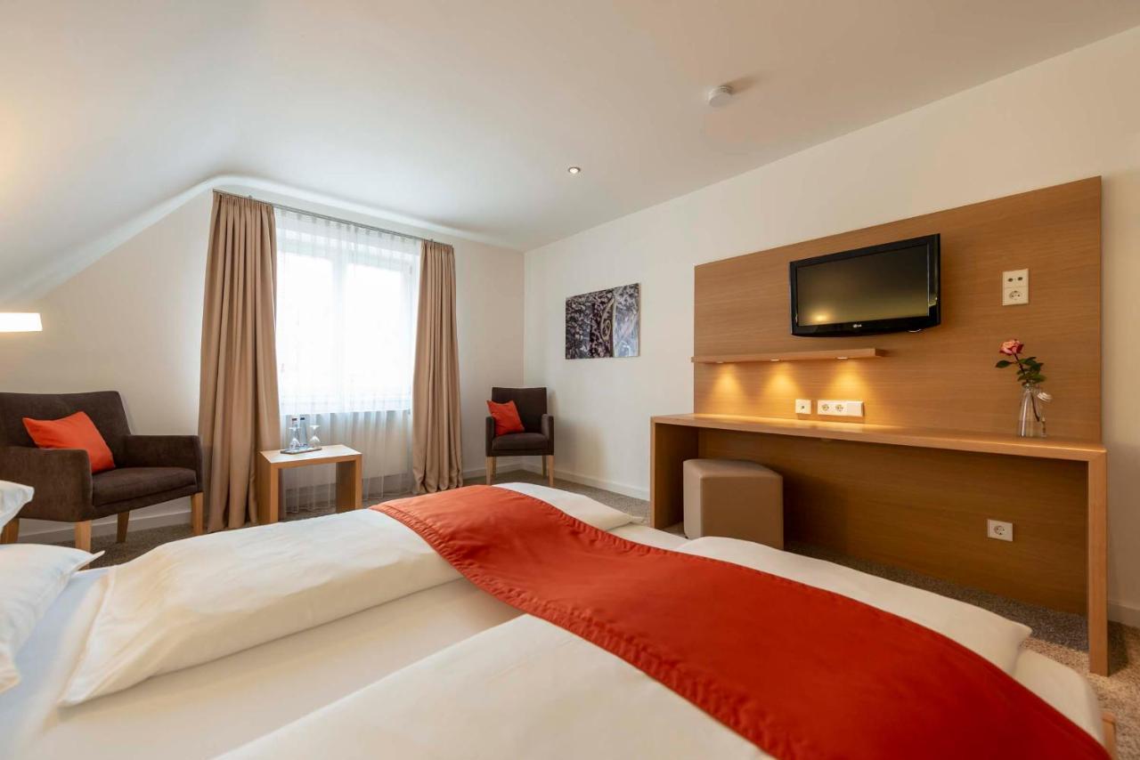 Hotel Gasthof Krone Niederstetten Экстерьер фото